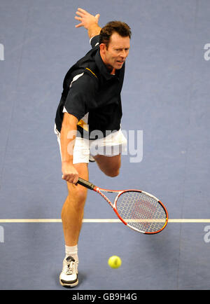 Jeremy Bates in azione durante la sua partita con Cedric Pioline Foto Stock