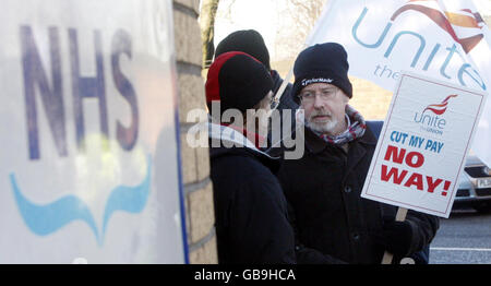 I membri dell'Unione di Unite l'Unione protestano per un accordo di pagamento dell'NHS presso il Southern General Hospital di Glasgow durante una Giornata Nazionale di azione dell'NHS da parte dell'Unione. Foto Stock