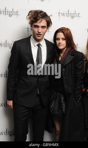 Kristen Stewart e Robert Pattinson arrivano alla prima di Twilight, al cinema Vue West End nel centro di Londra. Foto Stock