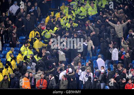 I tifosi si scontrano con i commissari e la polizia negli stand di Lo stadio City of Manchester Foto Stock