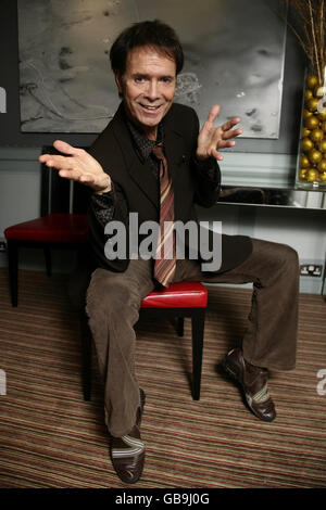 Sir Cliff Richard al lancio del suo "Time Machine Tour DVD" a Quo Vadis a Soho, nel centro di Londra. Foto Stock