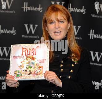 La duchessa di York con il suo nuovo libro per bambini Tea for Ruby at Waterstone's, Harrods, Londra. Foto Stock