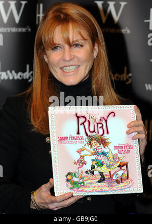 Firma del libro della Duchessa di York - Londra. La duchessa di York con il suo nuovo libro per bambini Tea for Ruby at Waterstone's, Harrods, Londra. Foto Stock