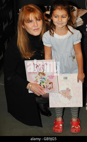 La Duchessa di York con Danielle Lelinski, sei anni, durante un libro firmato per il suo libro per bambini Tea for Ruby at Waterstone's, Harrods, Londra. Foto Stock