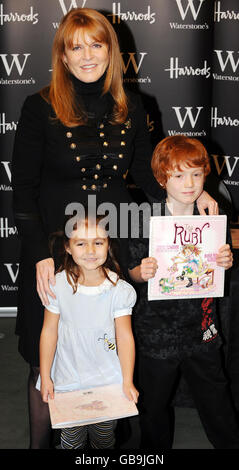 La Duchessa di York con Danielle Lelinski, Six (a sinistra) e Reade Owen, nove, durante un libro che firma per il libro dei suoi bambini Tea for Ruby at Waterstone's, Harrods, Londra. Foto Stock