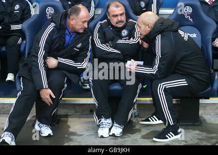 Il manager di Chelsea Luiz Felipe Scolari (l) parla di tattiche su banco Foto Stock