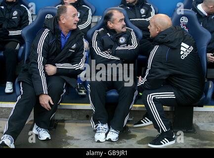 Il manager di Chelsea Luiz Felipe Scolari (l) parla di tattiche su banco Foto Stock