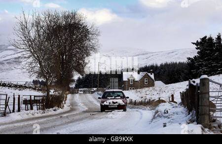 Regno Unito con il rinforzo per l'esplosione artica. La A29 a Blackwater vicino a Glenshee in Scozia. Foto Stock