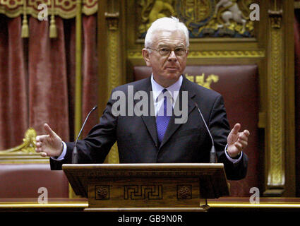 Presidente del Parlamento europeo il professor Hans-Gert Pottering, rivolgendosi al Senato presso gli edifici del Parlamento, Belfast. Foto Stock