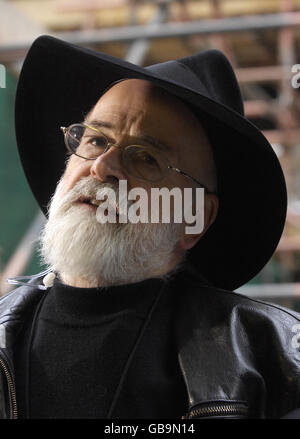 Il romanziere Terry Pratchett consegna una petizione in 10 Downing Street, Londra, mentre chiede più finanziamenti del governo per la ricerca sulla demenza. Foto Stock