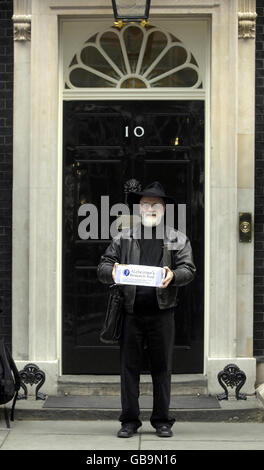 Terry Pratchett mani petizione per Gordon Brown Foto Stock