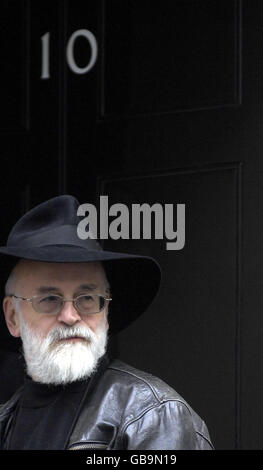 Il romanziere Terry Pratchett consegna una petizione in 10 Downing Street, Londra, mentre chiede più finanziamenti del governo per la ricerca sulla demenza. Foto Stock