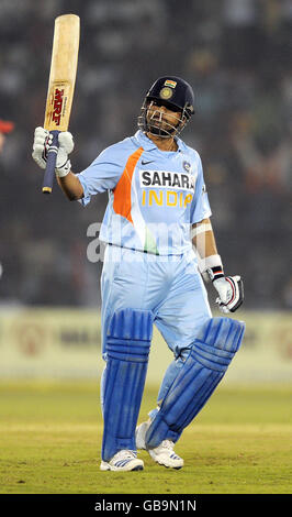 Cricket - Fifth One Day International - India / Inghilterra - Barabati Stadium. Il Sachin Tendulkar indiano raggiunge il suo mezzo secolo durante il quinto giorno Internazionale al Barabati Stadium in Bhubaneswar, India. Foto Stock