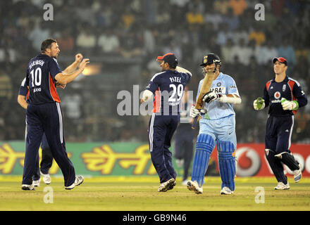 Il Sachin Tendulkar indiano è stato invischiato da Steve Harmison inglese durante il quinto giorno internazionale al Barabati Stadium di Bhubaneswar, India. Foto Stock