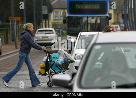 Una visione generale dei pedoni che attraversano Elwick Square ad Ashford, Kent, mentre automobilisti, ciclisti e pedoni imparano ad affrontare un nuovo schema "spazio rosso" per la città, la più grande del suo tipo nel paese. Foto Stock