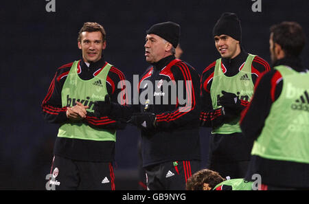 Carlo Ancelotti (centro), direttore dell'AC Milan, con Andriy Shevchenko (sinistra) e Kaka (destra) durante una sessione di allenamento al Fratton Park di Portsmouth. Foto Stock