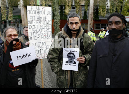 Amici e sostenitori della famiglia di Jean Charles de Menezes protestano al di fuori di Oval Cricket Ground, nel sud di Londra, dove si sta svolgendo l'inquista alla morte del suo amico. Foto Stock