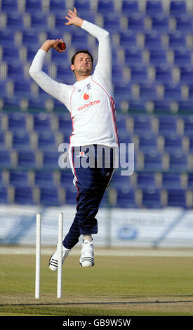 Cricket - sessione di allenamento in Inghilterra - Stadio Sheikh Zayed - Abu Dhabi. Steve Harmison in Inghilterra durante una sessione di allenamento allo Stadio Sheikh Zayed di Abu Dhabi, negli Emirati Arabi Uniti. Foto Stock