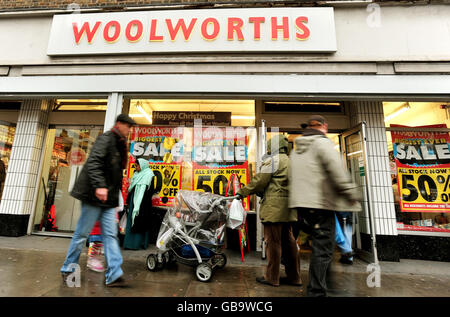 Woolworths in amministrazione. Gli acquirenti si trovano al di fuori di un negozio Woolworths nel centro di Londra, mentre Deloitte ha ridotto fino al 50% di sconto sui prodotti nei negozi di oggi. Foto Stock