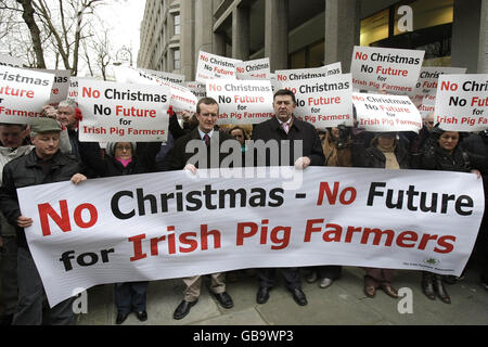 (Centro L-R) il presidente del comitato suino dell'associazione degli agricoltori irlandesi Tim Cullinan e il presidente dell'IFA Paidraig Walsh si uniscono ai produttori di carne suina mentre fanno un pickket al Dipartimento dell'agricoltura di Dublino. Foto Stock