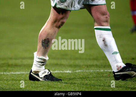 Calcio - UEFA Champions League - Gruppo A - Olympique Lyonnais v Celtic. John Hartson di Celtic fa un tatuaggio sul suo barattolo Foto Stock