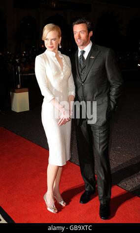 Nicole Kidman e Hugh Jackman (a destra) arrivano per la prima inglese di 'Australia' all'Odeon Leicester Square, WC2. Foto Stock