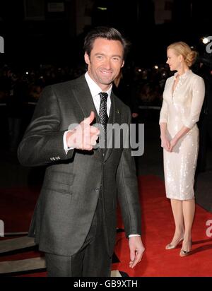 Nicole Kidman e Hugh Jackman (a sinistra) arrivano per la prima inglese di 'Australia' all'Odeon Leicester Square, WC2. Foto Stock