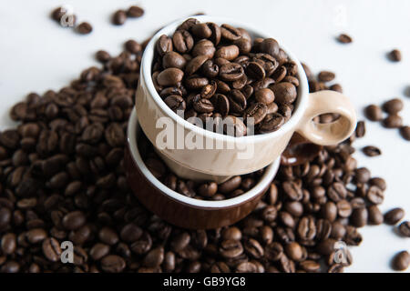 Due tazze con i semi di caffè Foto Stock