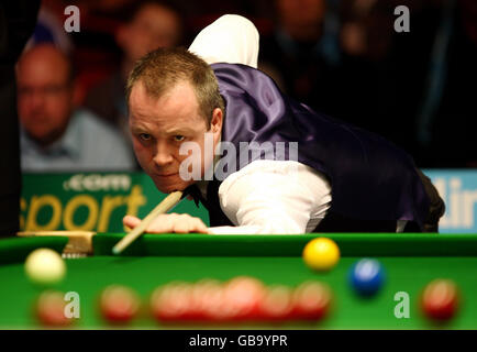 John Higgins nel quarto finale della partita durante il campionato inglese di Maplin al Centro Internazionale di Telford. Foto Stock