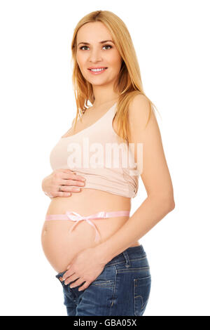 Donna incinta ventre con nastro rosa dono Foto Stock