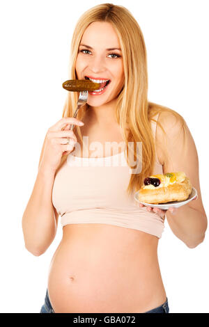 Felice donna incinta con torta e sottaceti Foto Stock