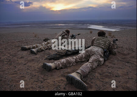 Cecchini Matthew Hartt, 24, da Whitland, Galles, Right e James Sudlow, 22 da Oweestry St. Martins, a sinistra, del 1° Dragoon Guards della Regina addestrano i loro scopi sulla regione di Nawar della provincia di Helmand, Afghanistan, Mentre osservano e cercano di aiutare a localizzare le forze nemiche in una lotta al fuoco tra i talebani e l'esercito nazionale afghano. Foto Stock