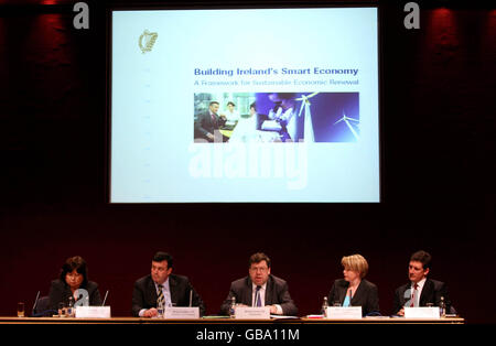 (Da sinistra) Ministro della Sanità Mary Harney, Ministro Brian Lenihan, Taoiseach Brian Cowen, Tanaiste Mary Coughlan e Ministro Eamon Ryan al lancio del quadro governativo per lo sviluppo economico sostenibile nel Castello di Dublino. Foto Stock