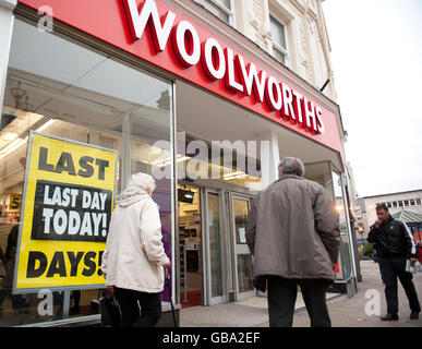 Vista generale di un negozio Woolworths a Dewsbury, che dovrebbe chiudere più tardi oggi, insieme a un quarto di negozi a livello nazionale. Foto Stock