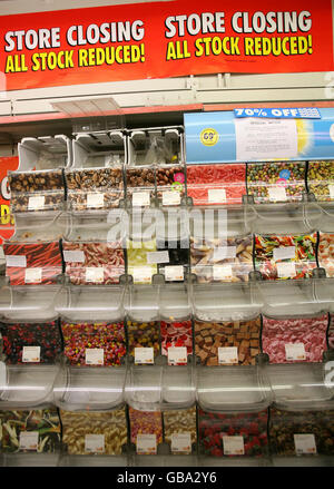 Svuotare i contenitori Pix'n'mix presso il ramo di Portobello Road di Woolworths mentre il negozio chiude le porte per l'ultima volta. Foto Stock