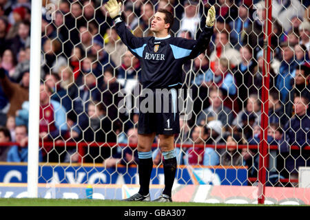 Thomas Sorensen, portiere di Aston Villa, si alza in piedi dopo l'apertura Gol Arsenale segnato da Thierry Henry Foto Stock