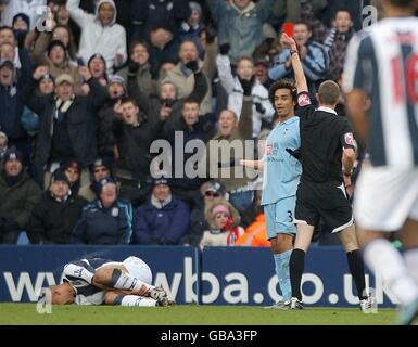 L'arbitro Steve Tanner mostra il Benoit Assou-Ekotto di Tottenham Hotspur un rosso Carta a seguito di una sfida su Gianni Zuiverloon di West Bromwich Albion (l) Foto Stock