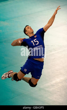 Daniel Weemes, il Gran Bretagna, serve durante la prima partita del Campionato del mondo FIVB 2010 all'Istituto Inglese dello Sport di Sheffield. Foto Stock