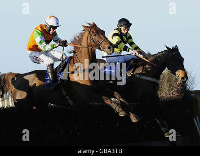 Il cast Iron Casey, guidato dal jockey Wilson Renwick (centro), continua a vincere davanti a Torkinking, guidato dal jockey Michael McAlister nel WBX.com Beginners' Chase al Sedgefield Racecourse di Sedgefield, Sedgefield. Foto Stock