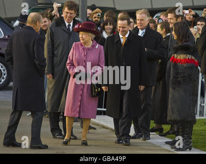 La Regina Elisabetta II della Gran Bretagna visita la Nuova Zelanda "Giant Rugby Ball" vicino al Tower Bridge scortata dal primo ministro neozelandese John Key, a sinistra. Foto Stock