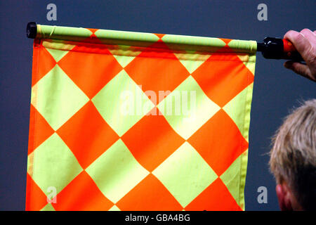 Calcio - Internazionale amichevole - Repubblica Ceca / Canada. L'arbitro assistente tiene la sua bandiera Foto Stock