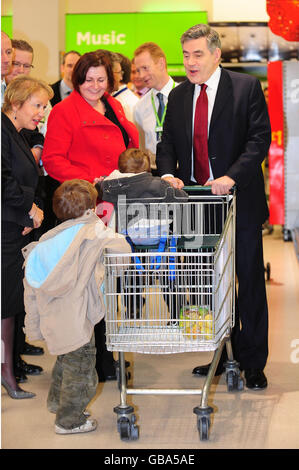 Il primo ministro Gordon Brown parla con gli acquirenti durante una visita ad un negozio Asda all'Owlcotes Retail Park, Leeds. Foto Stock