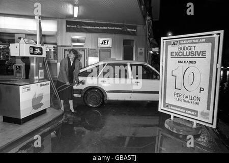 Un automobilista riempie il suo veicolo presso la stazione di benzina di Rossmore Court, che sostiene essere la prima stazione di benzina completamente senza piombo in Europa, a St John's Wood, North London. Foto Stock