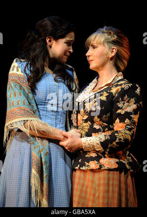 Da sinistra: Alexandra Sober come Julie Jordan e Lesley Garrett come Nettie Fowler suonano durante una fotocellula per Carousel, al Savoy Theatre, nel centro di Londra. Foto Stock