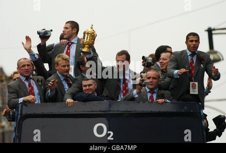 The England Team near Oxford Circus (l-r Neil Back, Josh Lewsey, ben Cohen, Richard Hill (con trofeo) Phil Vickery, Steve Thompson e Jason Robinson (r)) Foto Stock