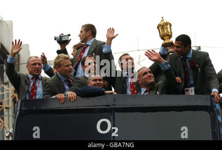 Squadra inglese a bordo dell'autobus (l-r Neil Back, Josh Lewsey, ben Cohen, Kryan Bracken, Richard Hill (con trofeo), Phil Vickery e Jason Robinson (r)) Foto Stock