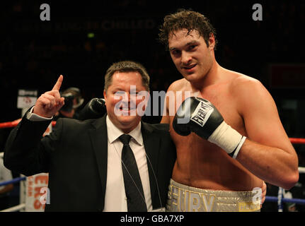 Il Tyson Fury (a destra) della Gran Bretagna celebra la vittoria sul suo debutto professionale con il promotore Mick Hennessy dopo aver debuttato Bela Gyongyosi in Ungheria nel 1° round alla Trent FM Arena di Nottingham. Foto Stock