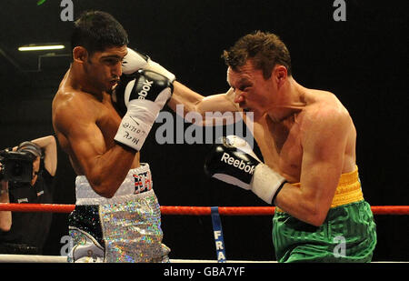 Irishman Oisin Fagan (a destra) prende un'oscillazione all'Amir Khan della Gran Bretagna durante il but leggero all'Arena di Excel, Londra. Foto Stock