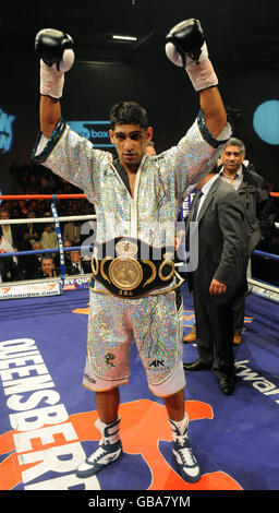 Pugilato - peso leggero - Amir Khan v Oisin Fagan - Excel Arena. Amir Khan della Gran Bretagna celebra la sua seconda vittoria di turno su Irishman Oisin Fagan nel bout leggero all'Excel Arena di Londra. Foto Stock