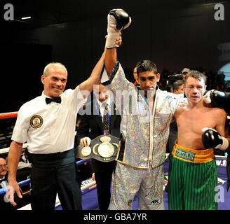 L'arbitro Mickie Vann alza il braccio di Amir Khan in Gran Bretagna dopo la sua vittoria su Irishman Oisin Fagan (a destra) nel leggero bout all'Excel Arena di Londra. Foto Stock